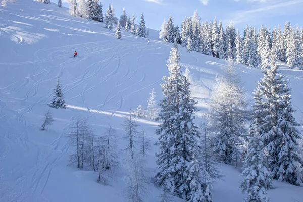 Uitzicht op de piste bij skigebied in Oostenrijkse Alpen — Stockfoto
