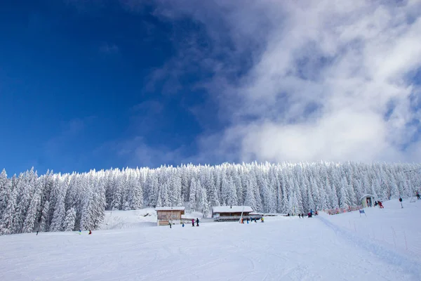 Uitzicht op de piste bij skigebied in Oostenrijkse Alpen — Stockfoto