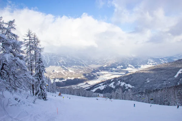 Vy över pisten vid skidorten i österrikiska alperna — Stockfoto