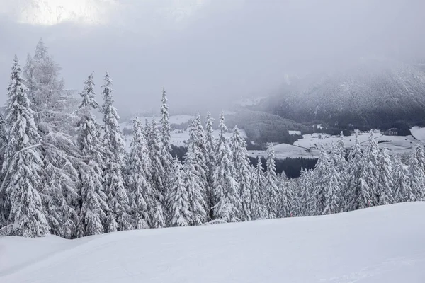 Uitzicht op de piste bij skigebied in Oostenrijkse Alpen — Stockfoto