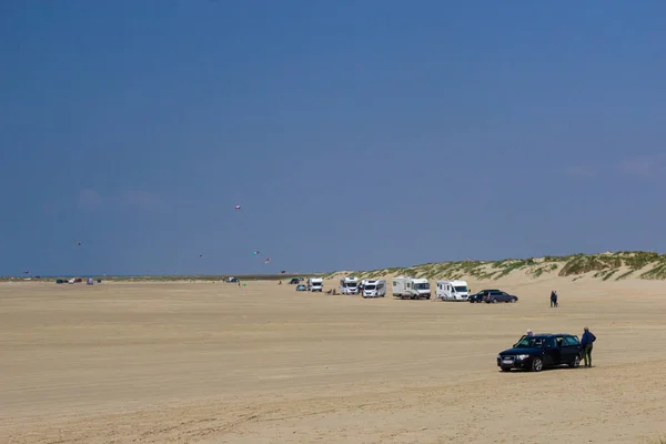 Széles homokos strand dán Északi-tenger partján — Stock Fotó