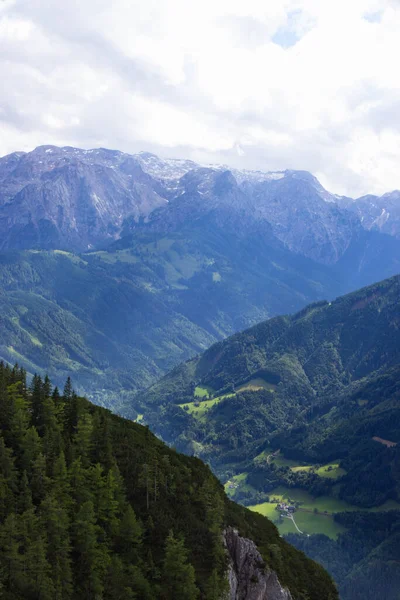 Vista del valle del río Salsach en los Alpes — Foto de Stock