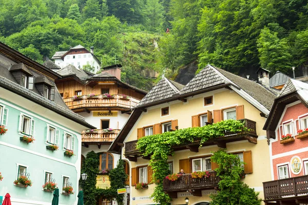 Hallstadt, July 2nd 2017: Old houses of famous alpine village Hallstadt, Austria — Stock Photo, Image