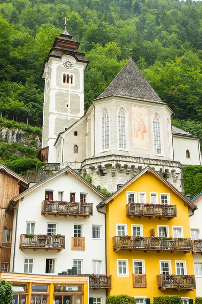 Hallstadt, 2 de julho de 2017: Casas antigas da famosa aldeia alpina Hallstadt, Áustria — Fotografia de Stock
