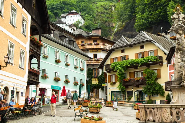 Hallstadt, 2 de julho de 2017: Casas antigas da famosa aldeia alpina Hallstadt, Áustria — Fotografia de Stock