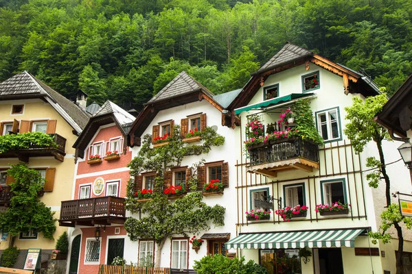 Hallstadt, July 2nd 2017: Old houses of famous alpine village Hallstadt, Austria — Stock Photo, Image