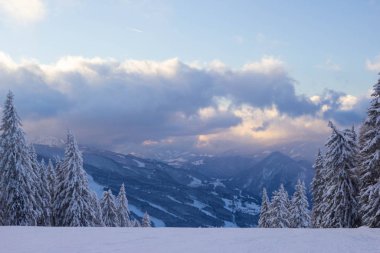 Alp kayak merkezinin üzerinde akşam gökyüzü, Avusturya