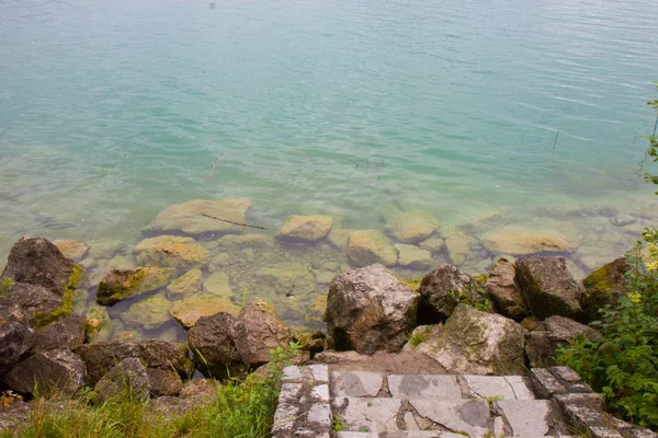 Vista para o lago alpino de Mondsee, Áustria — Fotografia de Stock