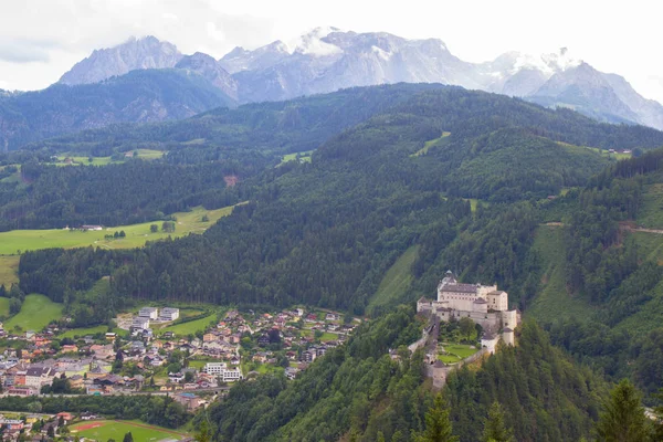 Kilátás völgy osztrák Alpokban Hohenwerfen vár — Stock Fotó