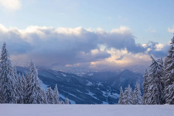 Cielo serale sulla stazione sciistica alpina, Austria — Foto Stock