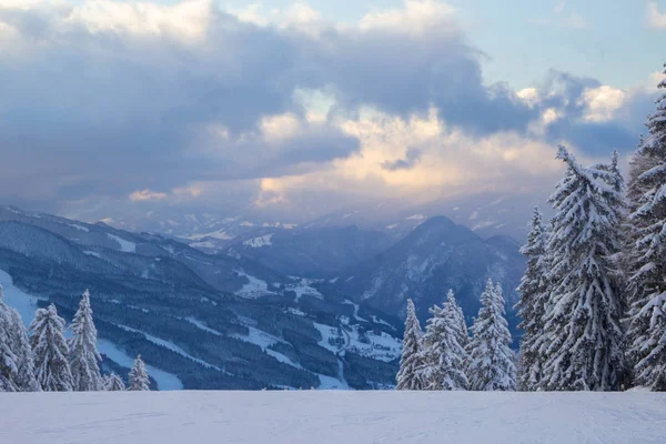 Avondhemel boven het alpine skigebied, Oostenrijk — Stockfoto