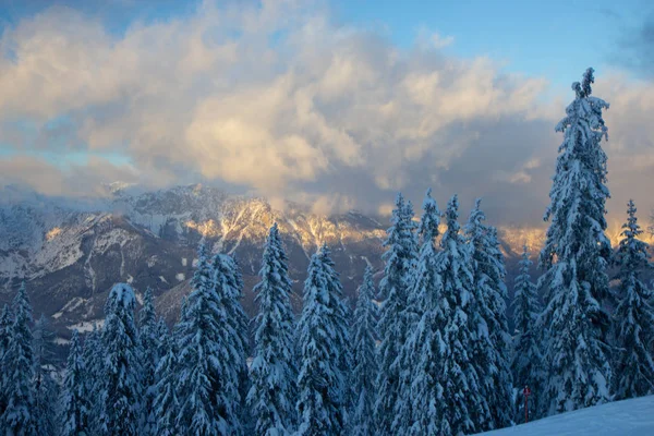 Cielo serale sulla stazione sciistica alpina, Austria — Foto Stock