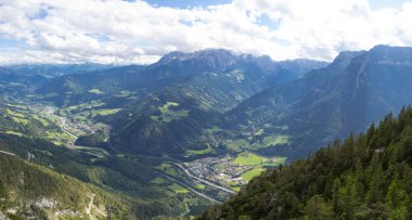 Hohenwerfen şatosuyla Avusturya Alpleri 'nin manzarası