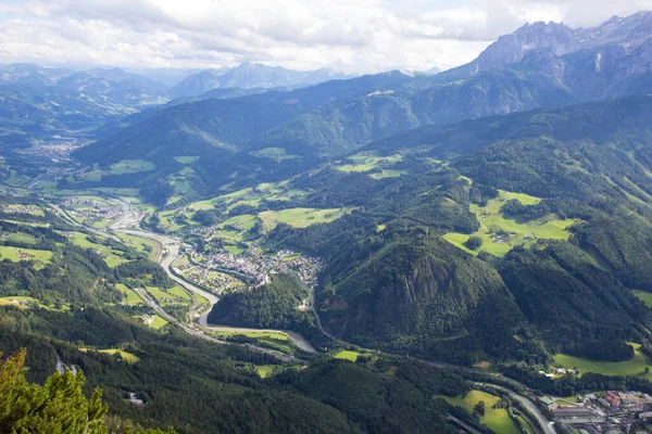 Talblick in den österreichischen Alpen mit Burg Hohenwerfen — Stockfoto