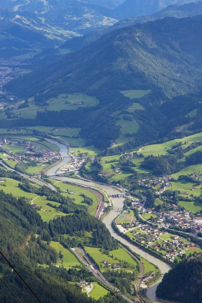 Kilátás völgy osztrák Alpokban Hohenwerfen vár — Stock Fotó