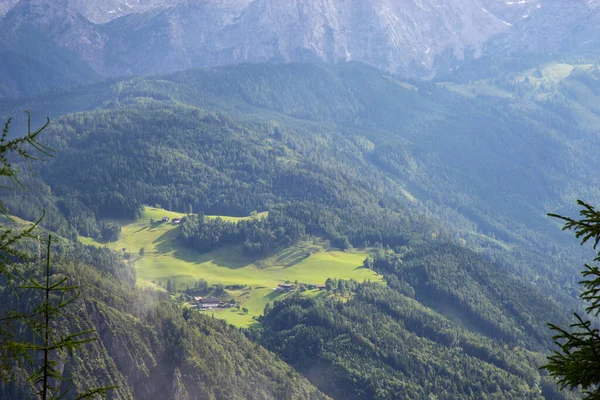 Άποψη της κοιλάδας στην αυστριακή Άλπεις με Hohenwerfen κάστρο — Φωτογραφία Αρχείου