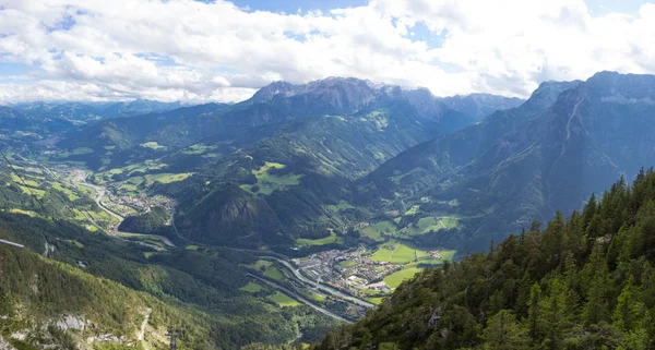 Hohenwerfen şatosuyla Avusturya Alpleri 'nin manzarası