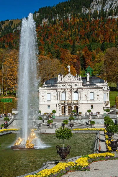 Vista do Palácio Linderhof, na Alemanha, no sudoeste da Baviera — Fotografia de Stock