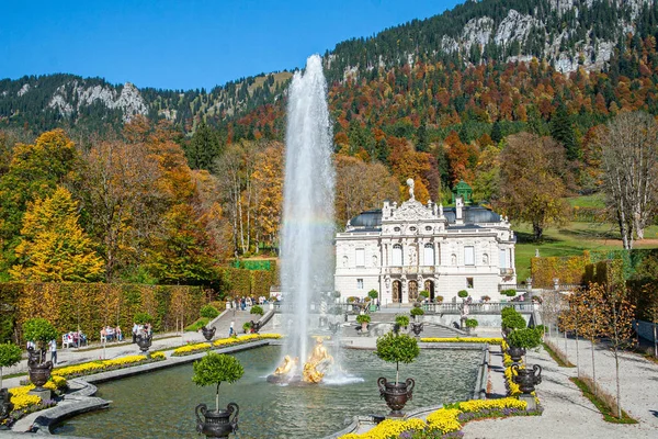 Uitzicht op Paleis Linderhof in Duitsland, in het zuidwesten van Beieren — Stockfoto