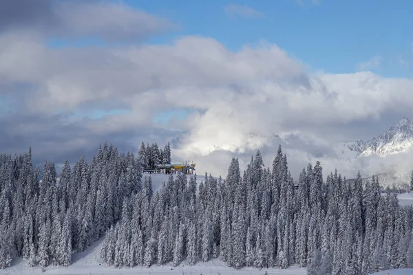 Schöne Aussicht auf österreichisches Skigebiet, Dachsteinregion, Alpen — Stockfoto