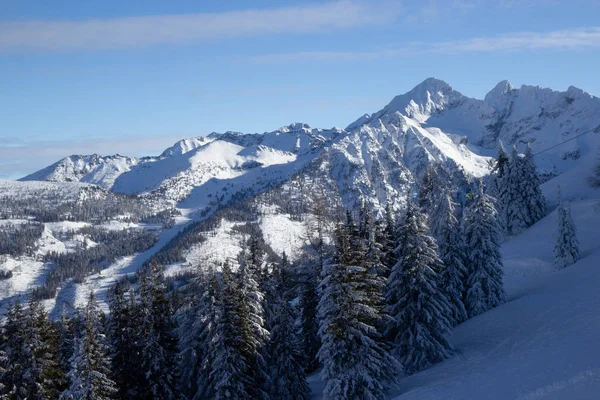 Piękny widok na austriacki ośrodek narciarski, region Dachstein, Alpy — Zdjęcie stockowe