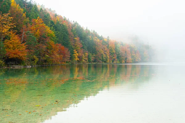 Herbst am See in den bayerischen Alpen, Deutschland — Stockfoto