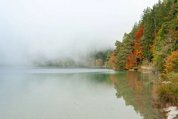 Herbst am See in den bayerischen Alpen, Deutschland — Stockfoto