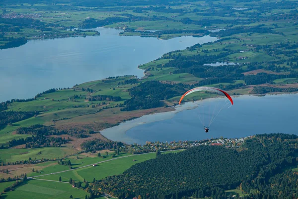 Paralotniarstwo nad jeziorami w Alpach Bawarskich — Zdjęcie stockowe