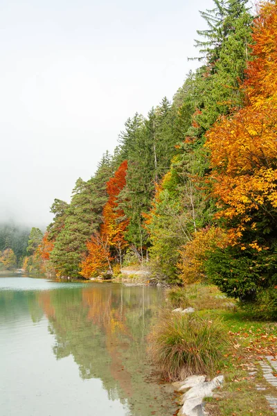 Herbst am See in den bayerischen Alpen, Deutschland — Stockfoto