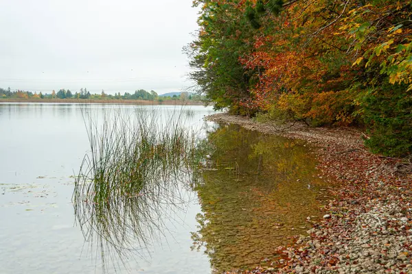 秋はドイツのバイエルン・アルプスの湖で — ストック写真