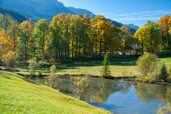 Herfst aan het meer bij de Beierse Alpen, Duitsland — Stockfoto