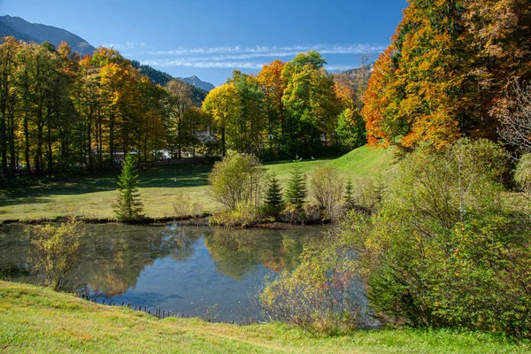 Herfst aan het meer bij de Beierse Alpen, Duitsland — Stockfoto