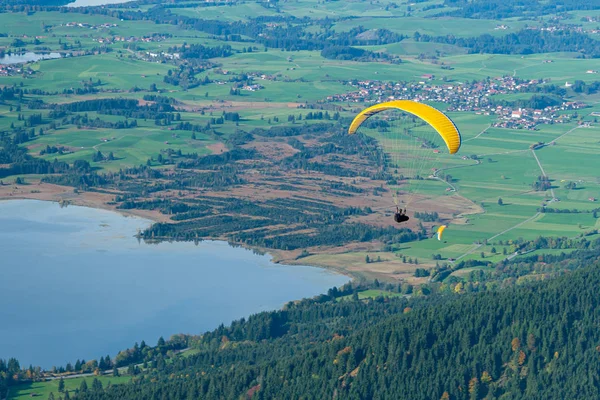 Paragliding in over lakes in Bavarian Alps — Stock Photo, Image