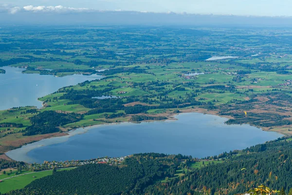 Paralotniarstwo nad jeziorami w Alpach Bawarskich — Zdjęcie stockowe