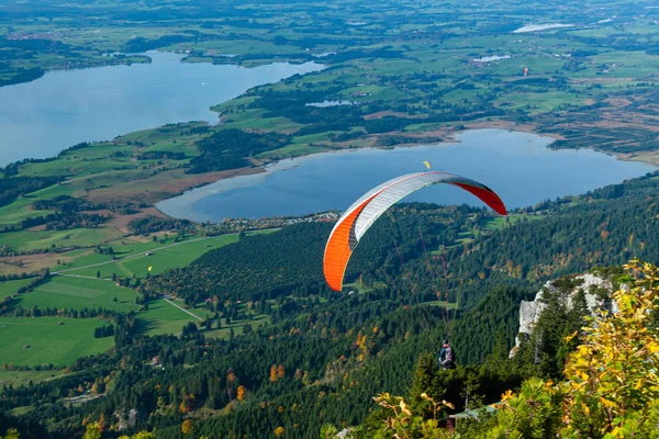 Parapente sur les lacs des Alpes bavaroises — Photo