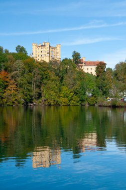 Swangau yakınlarındaki Bavyera Alpleri 'ndeki Alpsee Gölü manzarası 