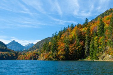 Schwangau yakınlarındaki Bavaian Alplerindeki Alpsee Gölü manzarası