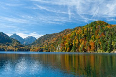 Schwangau yakınlarındaki Bavaian Alplerindeki Alpsee Gölü manzarası