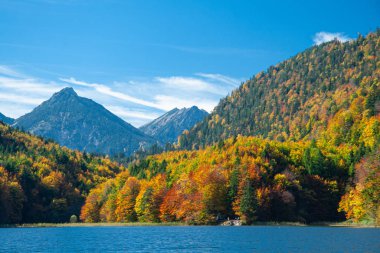 Schwangau yakınlarındaki Bavaian Alplerindeki Alpsee Gölü manzarası