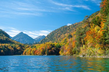 Schwangau yakınlarındaki Bavaian Alplerindeki Alpsee Gölü manzarası