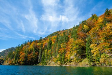 Schwangau yakınlarındaki Bavaian Alplerindeki Alpsee Gölü manzarası