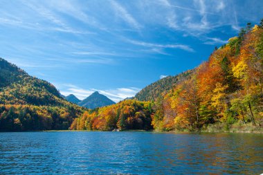 Schwangau yakınlarındaki Bavaian Alplerindeki Alpsee Gölü manzarası