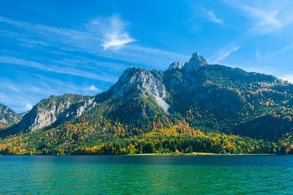 Swangau yakınlarındaki Bavyera Alpleri 'ndeki Alpsee Gölü manzarası — Stok fotoğraf