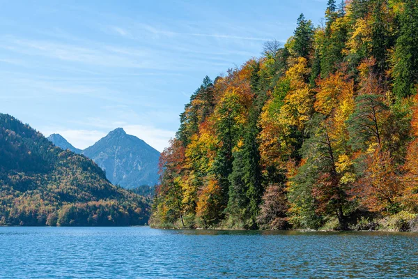 Vue sur le lac Alpsee dans les Alpes bavaroises près de Schwangau — Photo