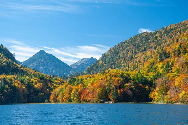 Vue sur le lac Alpsee dans les Alpes bavaroises près de Schwangau — Photo