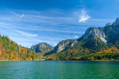 Swangau yakınlarındaki Bavyera Alpleri 'ndeki Alpsee Gölü manzarası