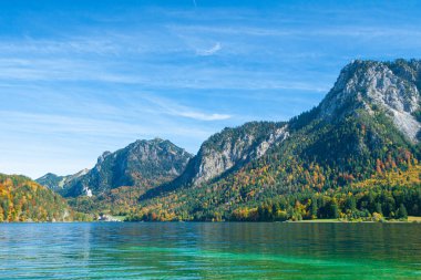 Swangau yakınlarındaki Bavyera Alpleri 'ndeki Alpsee Gölü manzarası