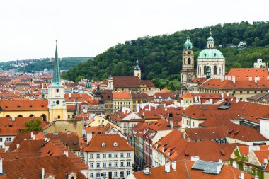 Prag 'ın eski kenti Çek Cumhuriyeti' nin çatılarının atardamar manzarası