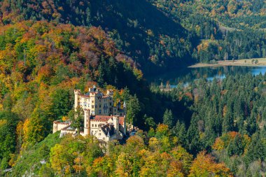 Alpsee 'nin Hohenschwangau kalesi, Bavyera, Almanya
