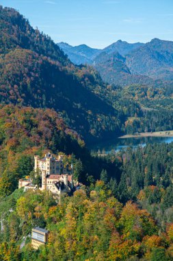 Alpsee 'nin Hohenschwangau kalesi, Bavyera, Almanya